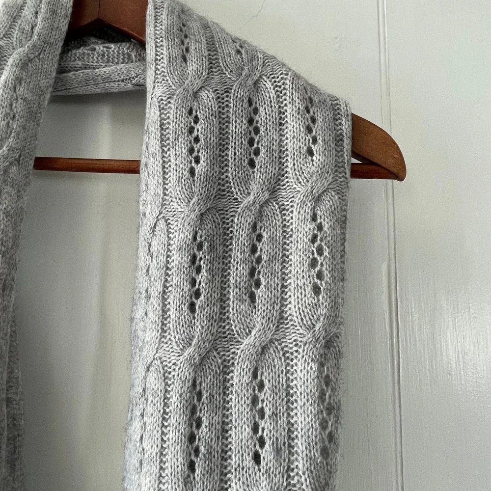 Celeste Women Gray Cable Knit Infinity Loop Scarf Soft Wool Cashmere Blend EUC - Picture 2 of 5